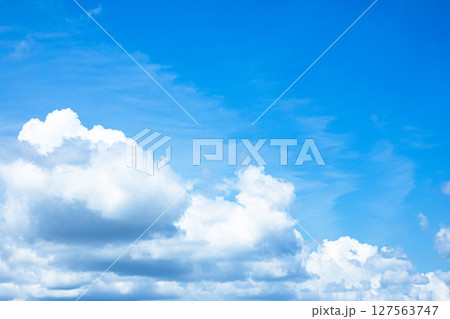 青空と白い雲のシンプルな風景 127563747