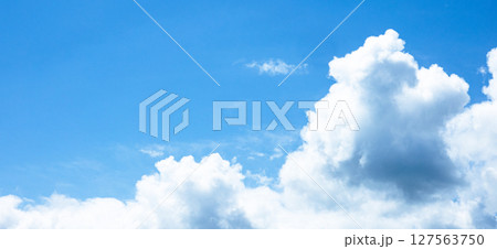 青空と白い雲のシンプルな風景 青空と白い雲のシンプルな風景 127563750