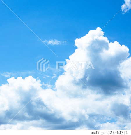 青空と白い雲のシンプルな風景 127563751
