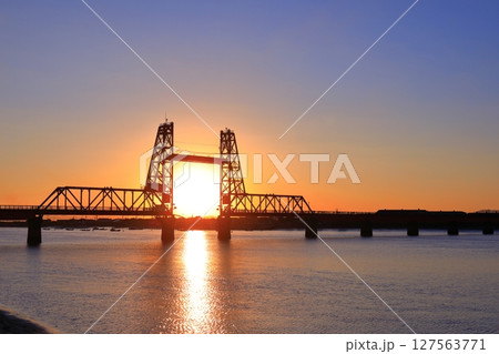 【佐賀県】筑後川昇開橋の夕景 【佐賀県】筑後川昇開橋の夕景 127563771