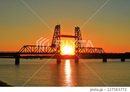 【佐賀県】筑後川昇開橋の夕景 【佐賀県】筑後川昇開橋の夕景 127563772
