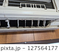 エアコンの機械の中の汚れ 127564177
