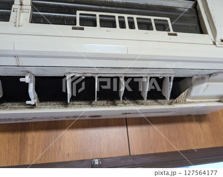 エアコンの機械の中の汚れ 127564177