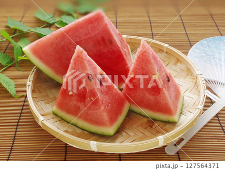 切り分けたスイカ 夏イメージ 西瓜 フルーツ 127564371