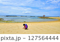 青い海と子供 127564444