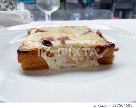 クロックムッシュ 濃厚チーズのフランスの焼きサンド クロックムッシュ 濃厚チーズのフランスの焼きサンド 127564599