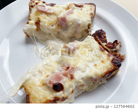 クロックムッシュ 濃厚チーズのフランスの焼きサンド 127564602