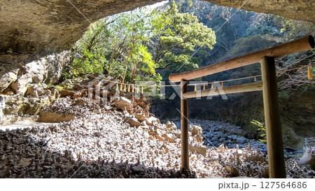高千穂神秘的な石積みの祈願 天安河原 高千穂神秘的な石積みの祈願 天安河原 127564686