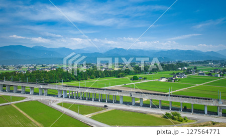 梅雨時の富山県入善町の下山地区の北陸新幹線の高架橋の様子 127564771