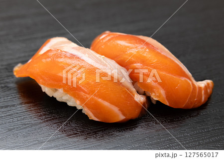 美味しい生サーモンの握り鮨 127565017