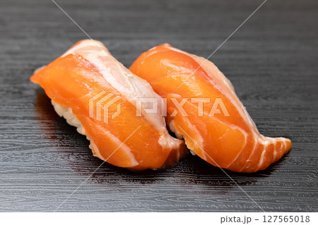 美味しい生サーモンの握り鮨 美味しい生サーモンの握り鮨 127565018