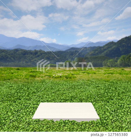山並みへと続く緑と青空、展示台がある高原の空想の風景 山並みへと続く緑と青空、展示台がある高原の空想の風景 127565380