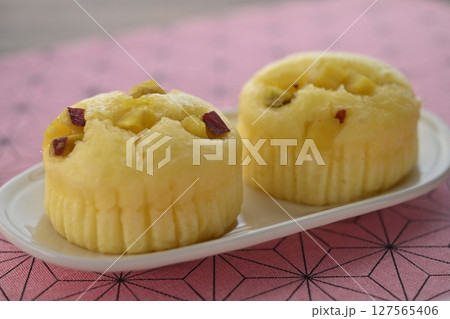 しっとりおさつ蒸しパン しっとりおさつ蒸しパン 127565406