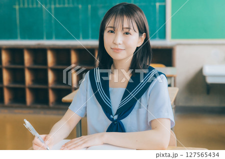 授業中の女子高生  授業中の女子高生  127565434