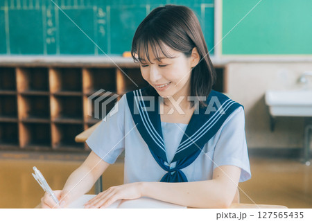授業中の女子高生　 127565435