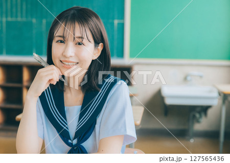 笑顔の女子高生 笑顔の女子高生 127565436