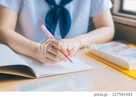 授業中の女子高生の手元 授業中の女子高生の手元 127565485