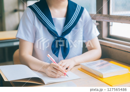 授業中の女子高生の手元 127565486
