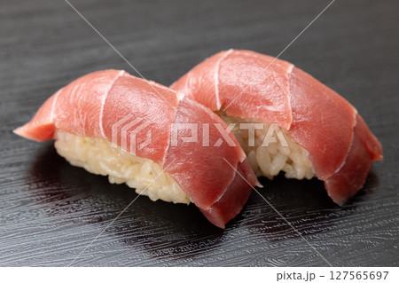 美味しい本まぐろ中トロの握り鮨 127565697