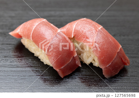 美味しい本まぐろ中トロの握り寿司 127565698