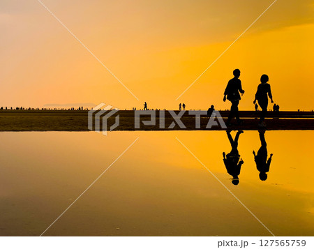 父母ヶ浜（ちちぶがはま）夕焼けとシルエット 127565759