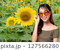 向日葵とサングラスの女性 127566280