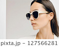 サングラスの外国人女性 127566281
