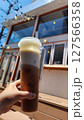 外で飲むアイスカフェラテ 127566358