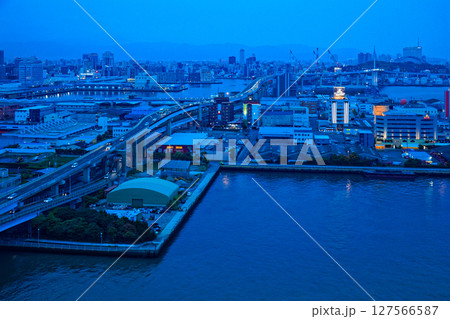 博多ポートタワーより福岡高速環状線方面の夜景を望む 博多ポートタワーより福岡高速環状線方面の夜景を望む 127566587