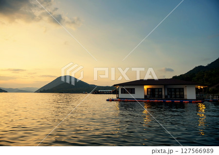 floating house resort at dusk in Srinakarin Dam, Kanchanaburi floating house resort at dusk in Srinakarin Dam, Kanchanaburi 127566989