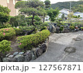 手入れされた庭　石と木々　日本の庭 127567871