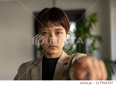 指摘する女性 127568387