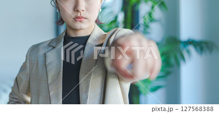 指摘する女性 127568388