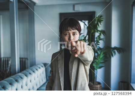 命令する女性 127568394