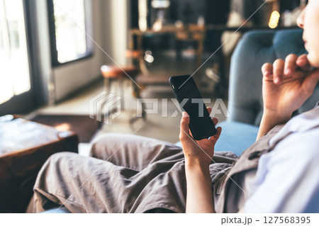 スマホを操作する女性 127568395