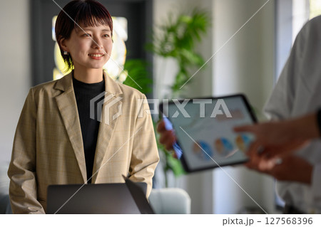 会議をする女性 127568396
