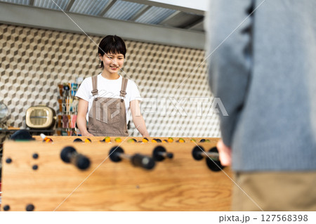 卓上サッカーゲームのある部屋にいる女性 127568398