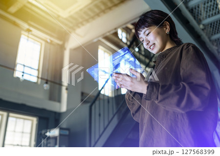 ホログラムを持つ女性 ホログラムを持つ女性 127568399