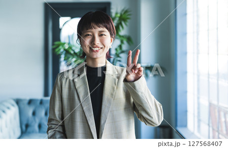 Vサインの女性 127568407