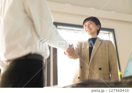 握手をする女性 127568410