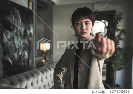 指す女性 127568411