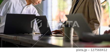 デスクワークをする女性 127568412