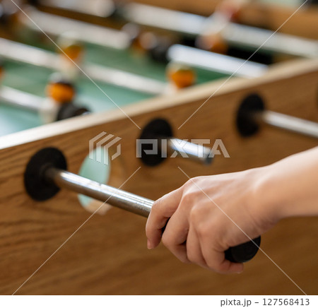 卓上サッカーゲームのある部屋にいる女性 卓上サッカーゲームのある部屋にいる女性 127568413