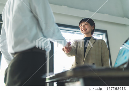 握手をする女性 握手をする女性 127568418