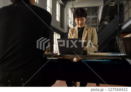 ノートPCを操作する女性 ノートPCを操作する女性 127568422