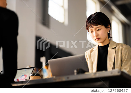 仕事をする女性 127568427