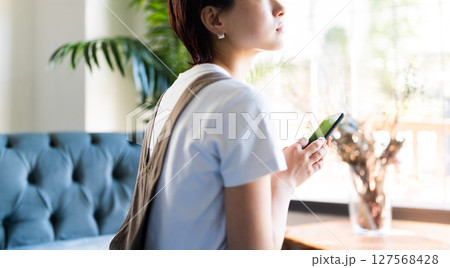 スマホを操作する女性 127568428