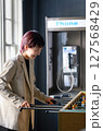 卓上サッカーゲームのある部屋にいる女性 127568429
