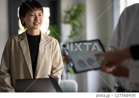 会議をする女性 127568430