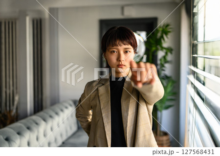 指摘する女性 指摘する女性 127568431